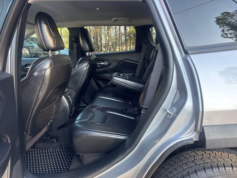 Used 2020 Jeep Cherokee Trailhawk w/ Cold Weather Group AWD/4WD image 12