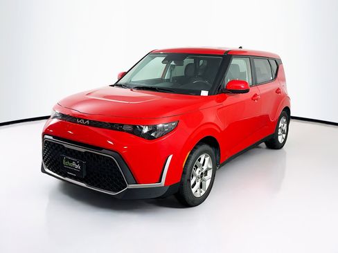 Used 2025 Kia Soul LX w/ LX Technology Package FWD image 3