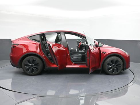 Used 2025 Tesla Model Y Long Range image 40