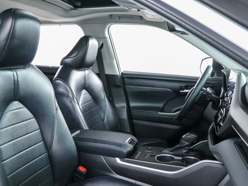 Used 2022 Toyota Highlander XLE FWD image 28