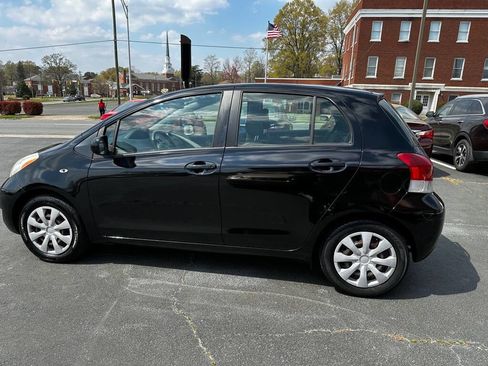 Used 2011 Toyota Yaris 4-Door Hatchback w/ Convenience Pkg image 4