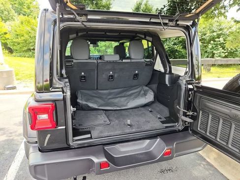 Used 2025 Jeep Wrangler Unlimited Sahara AWD/4WD image 31