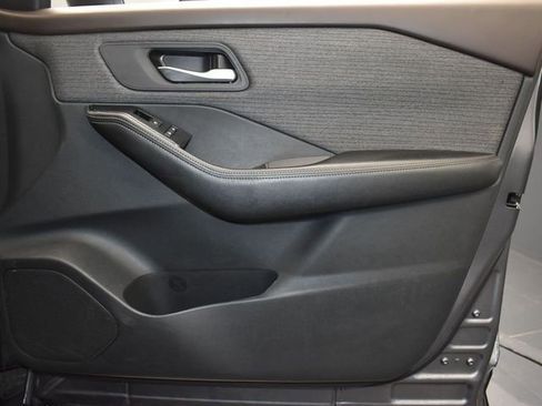 Used 2022 Nissan Rogue SV image 13