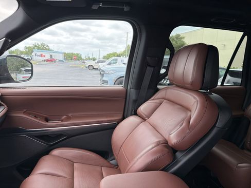 Used 2025 Lincoln Navigator Reserve image 23