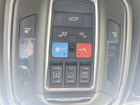 Used 2024 Jeep Grand Cherokee Limited w/ Luxury Tech Group II image 35