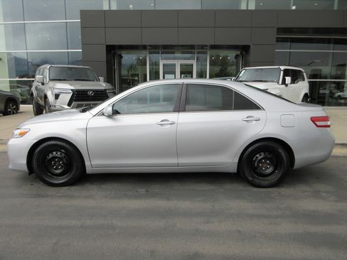 Used 2010 Toyota Camry LE FWD image 3