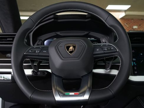 Used 2026 Lamborghini Urus SE image 13