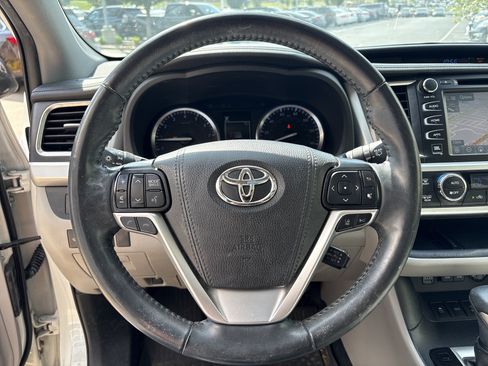 Used 2019 Toyota Highlander Limited Platinum AWD/4WD image 18