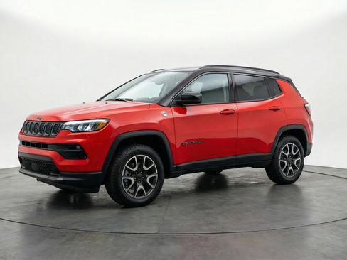 Used 2025 Jeep Compass Trailhawk image 3