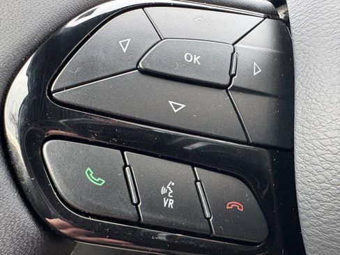 Used 2025 Chrysler Pacifica Limited image 18