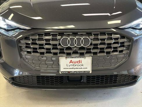 Used 2025 Audi Q5 Premium w/ Convenience Package image 8