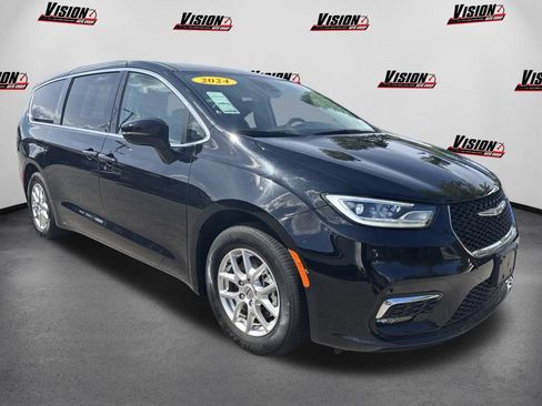 Used 2024 Chrysler Pacifica Touring-L FWD image 3