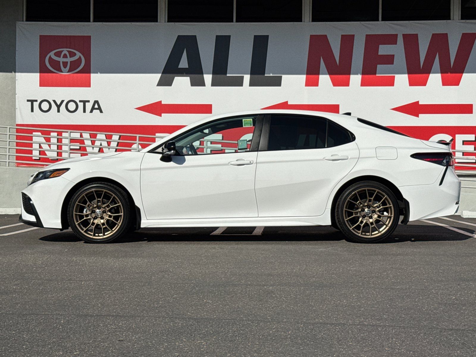 Used 2024 Toyota Camry SE w/ Convenience Package FWD image 2