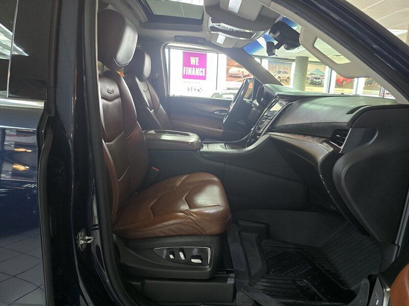 Used 2018 Cadillac Escalade Premium Luxury AWD/4WD image 16