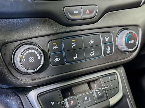 Used 2024 GMC Terrain SLE image 17