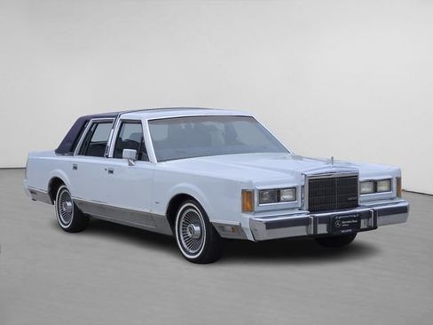 Used 1989 Lincoln Town Car Signature RWD image 1