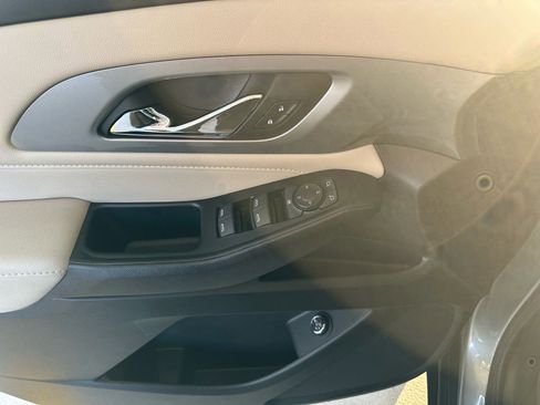 Used 2023 Chevrolet Traverse LT image 14