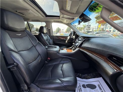 Used 2018 Cadillac Escalade ESV Luxury RWD image 38