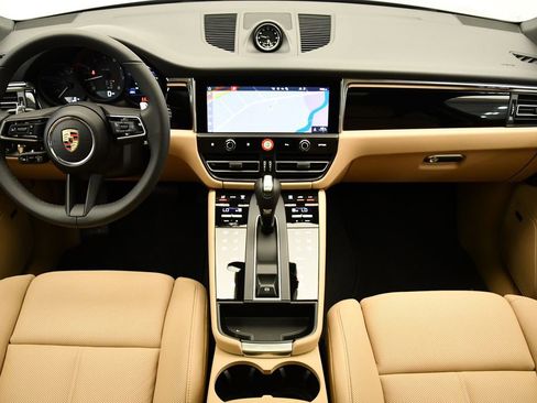 Used 2025 Porsche Macan image 21