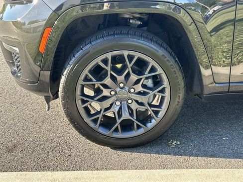 Used 2023 Jeep Grand Cherokee L Summit AWD/4WD image 10