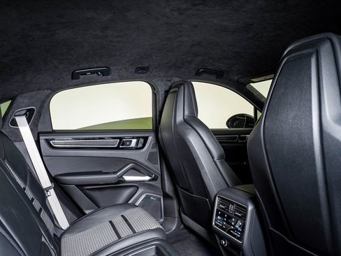 Used 2022 Porsche Cayenne Turbo image 16