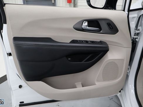 Used 2024 Chrysler Pacifica Select image 13