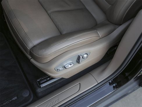 Certified 2022 Porsche Macan image 15