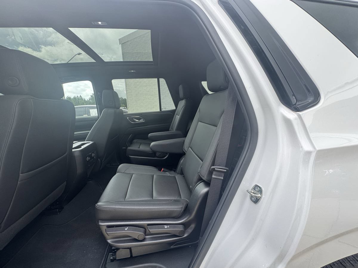 Used 2022 Chevrolet Tahoe Z71 w/ Luxury Package AWD/4WD image 8