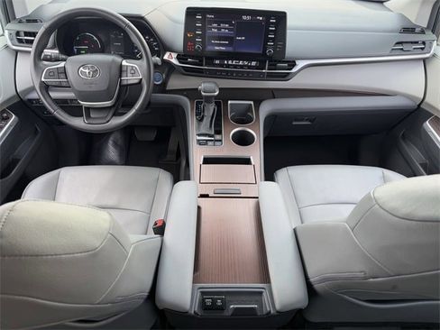 Used 2024 Toyota Sienna XLE image 10