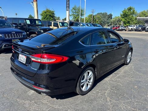 Used 2018 Ford Fusion SE FWD image 4