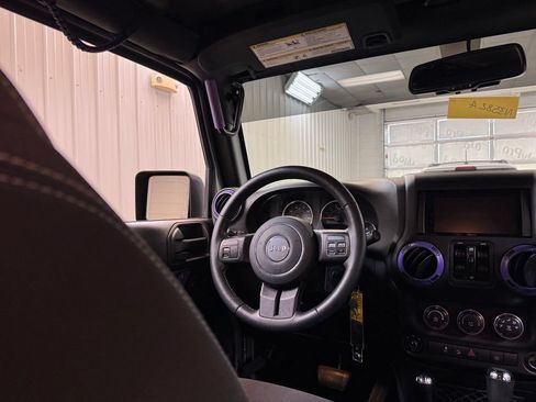 Used 2018 Jeep Wrangler Unlimited Sahara AWD/4WD image 16