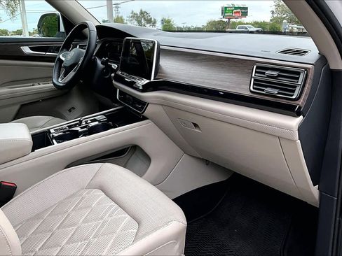 Used 2024 Volkswagen Atlas SEL Premium R-Line AWD/4WD image 31