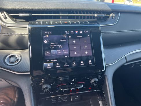 Used 2023 Jeep Grand Cherokee L Laredo image 10