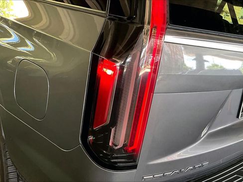 Used 2021 Cadillac Escalade Premium Luxury w/ LPO, Illumination Package RWD image 28