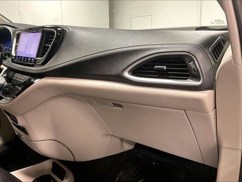 Used 2022 Chrysler Pacifica Touring-L FWD image 19