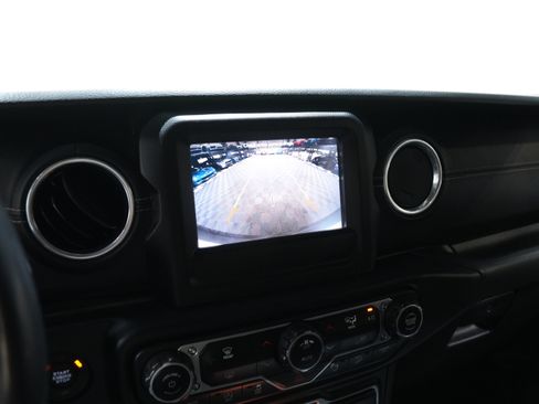 Used 2018 Jeep Wrangler Unlimited Sahara w/ Safety Group AWD/4WD image 43