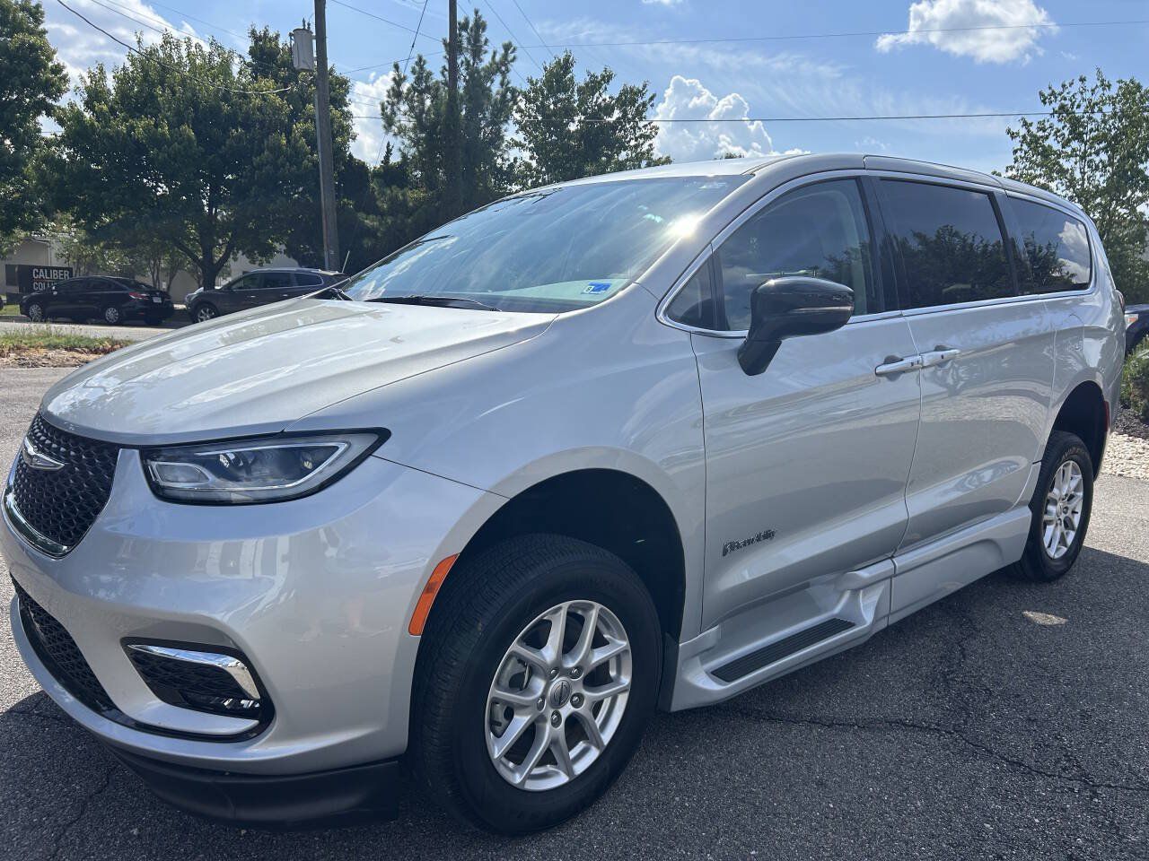 Used 2024 Chrysler Pacifica Touring-L FWD image 12