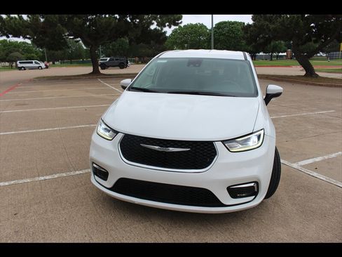 Used 2023 Chrysler Pacifica Touring-L FWD image 8