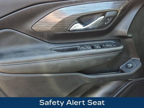 Used 2024 GMC Terrain SLE w/ Driver Convenience Package image 17