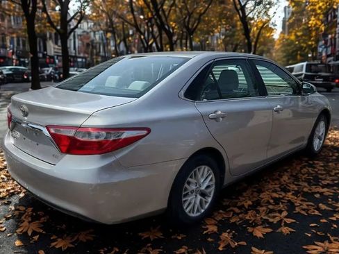 Used 2016 Toyota Camry SE image 5