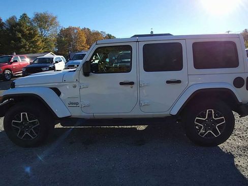 Used 2024 Jeep Wrangler Sahara image 5