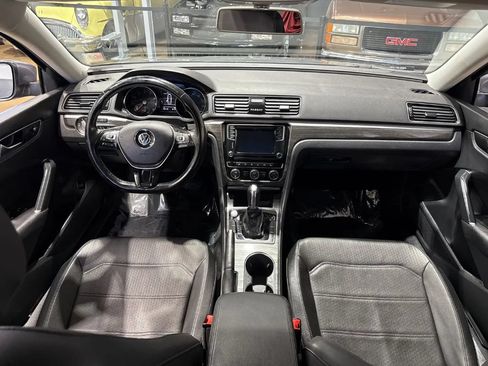 Used 2018 Volkswagen Passat 2.0T SE FWD image 17