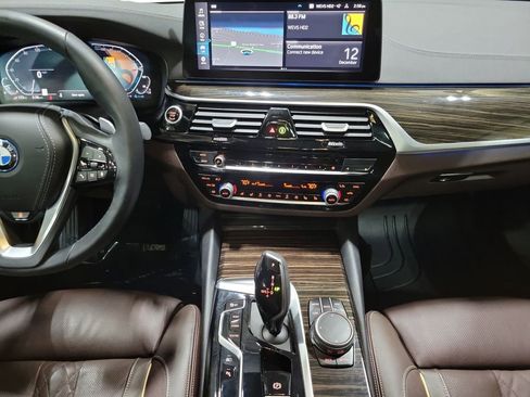 Used 2023 BMW 530e w/ Executive Package image 27