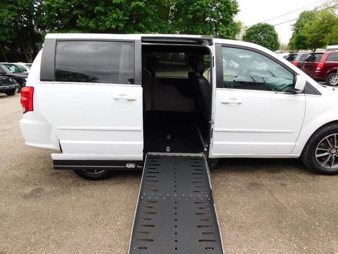 Used 2017 Dodge Grand Caravan SXT FWD image 3