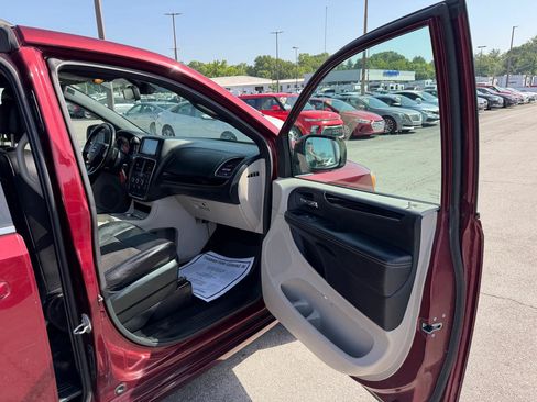 Used 2019 Dodge Grand Caravan SXT FWD image 9