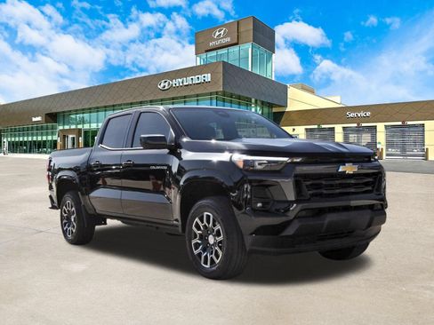 Used 2024 Chevrolet Colorado LT w/ LT Convenience Package III RWD image 3
