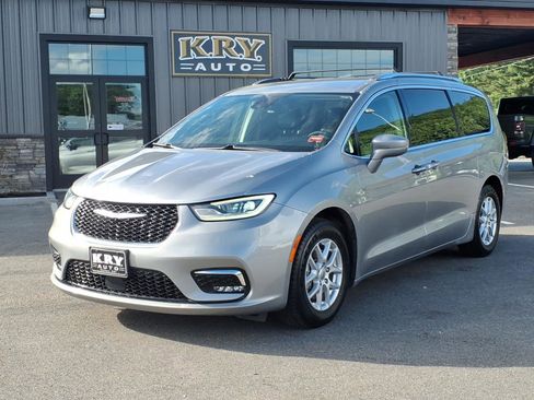 Used 2021 Chrysler Pacifica Touring-L FWD image 1