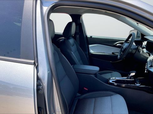 Used 2025 Chevrolet Trax LT FWD image 21