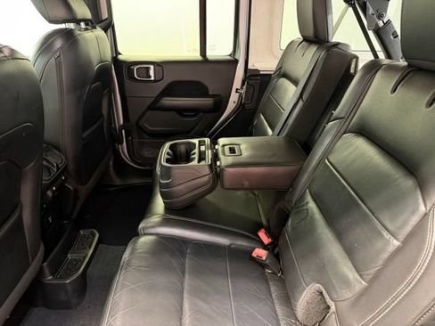 Used 2018 Jeep Wrangler Unlimited Sahara w/ Uconnect 4C Nav & Sound Group AWD/4WD image 28