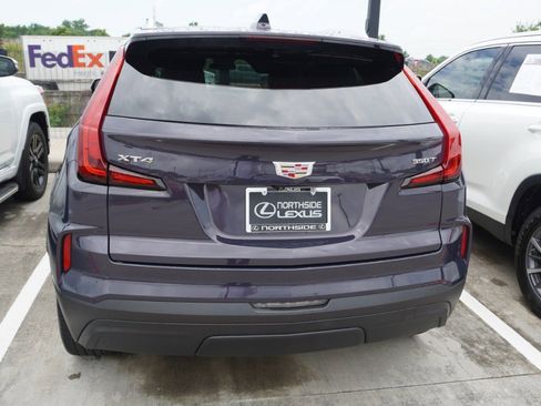 Used 2024 Cadillac XT4 Luxury w/ Cold Weather Package FWD image 6